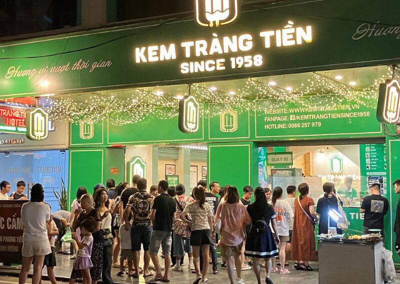Hanoi Walking Street: Trang Tien ice cream