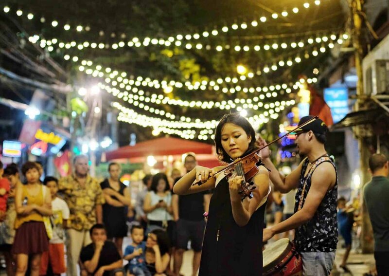 Hanoi Walking Street: live music
