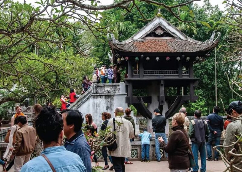 What to Do at the One Pillar Pagoda - Pray and Make an Offering