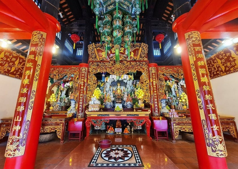 West Lake Hanoi: West Lake Temple