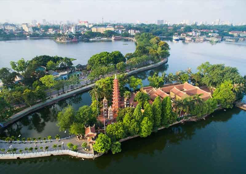 West Lake Hanoi: Tran Quoc Pagoda
