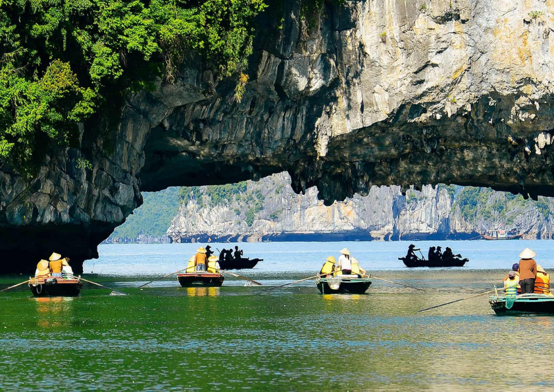 what to see in Ha Long Bay: Luon Cave