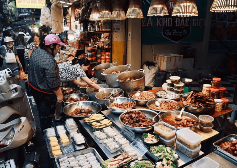what to eat in Hanoi: Hang Be Market