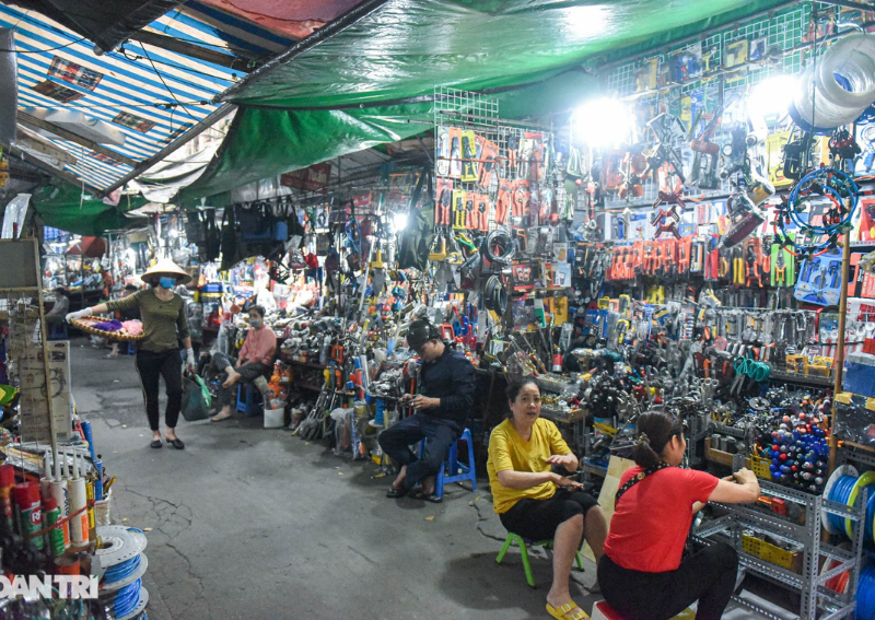 Hanoi street shopping: Troi Market