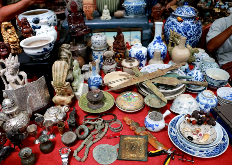 Antique markets in Hanoi: Hoang Hoa Tham Antique market