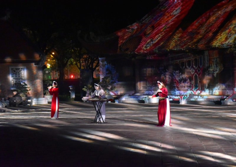 What to do at night in Hanoi - Tinh Hoa Dao Hoc: Temple of Literature night tour in Hanoi
