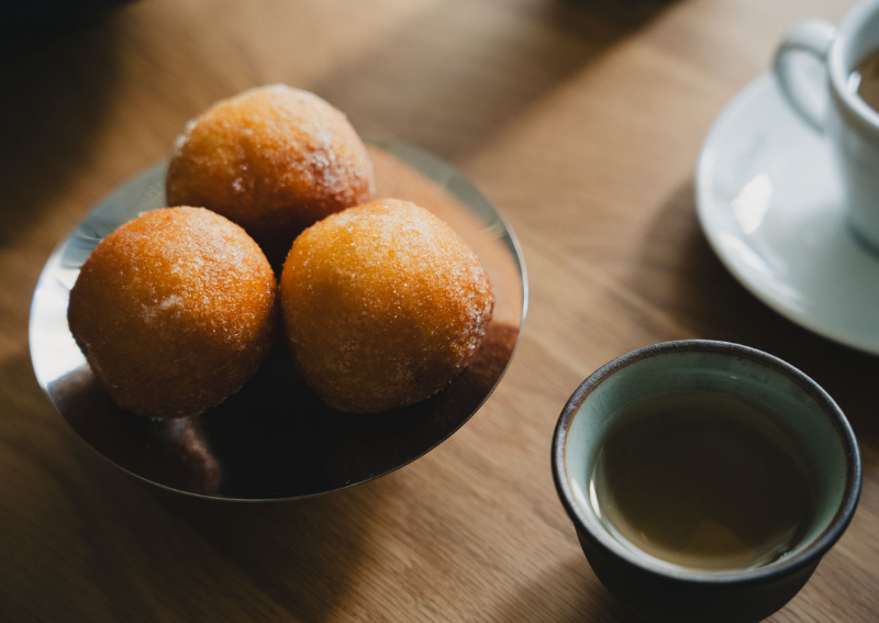 Bánh Rán Mật (honey-glazed bánh rán)