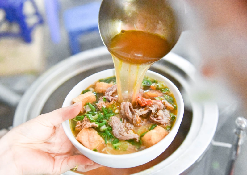 Vietnamese food guide - How the Broth Is Built: The Science of Riêu