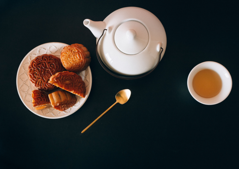 How Vietnamese People Eat Mooncakes