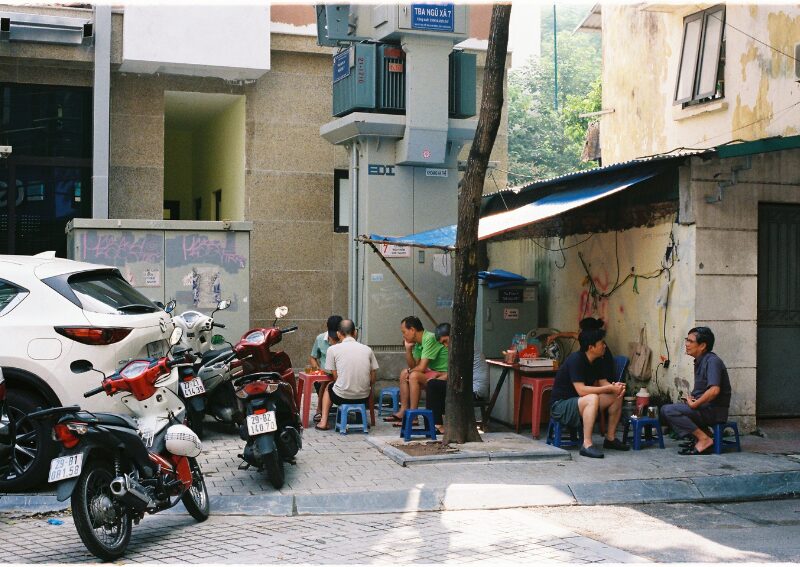 What Hanoi People Eat and Do while Drinking Tra Da
