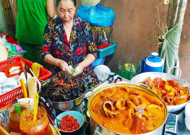 Best Street Food in Saigon - Pha Lau Co Thao