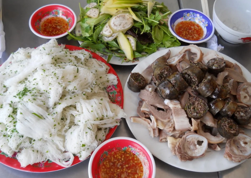 What to Eat in Phu Yen - Banh hoi long heo
