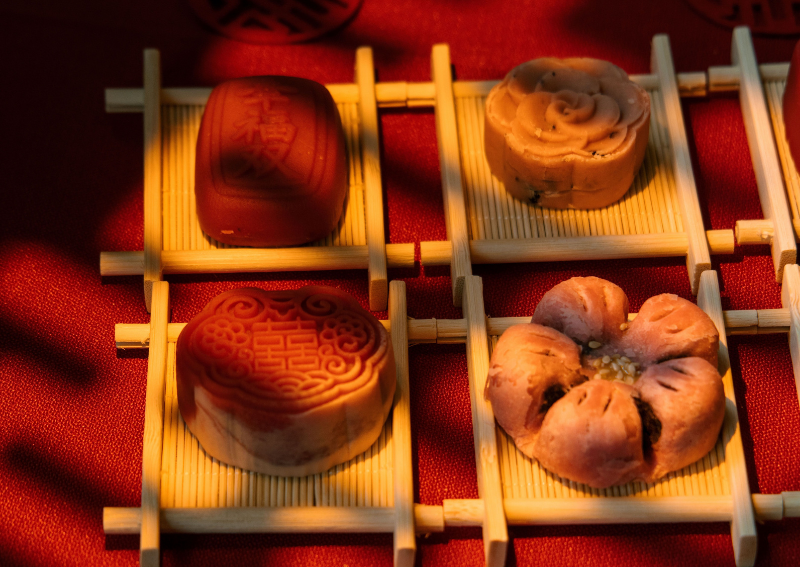 What is the meaning behind mooncakes?
