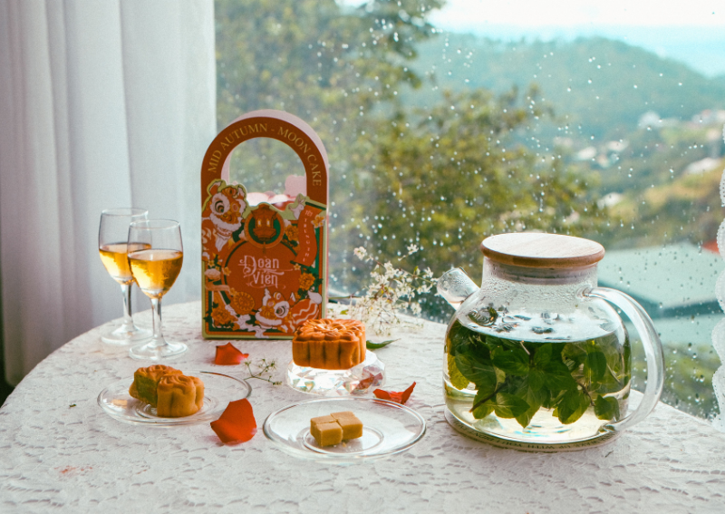 How do locals eat mooncakes?