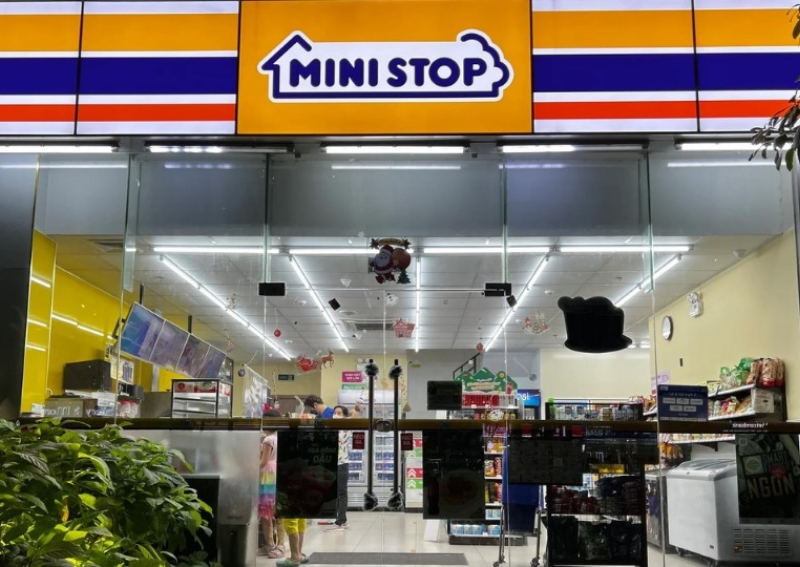 Ministop Saigon: Hot Food Counters and Soft Serve