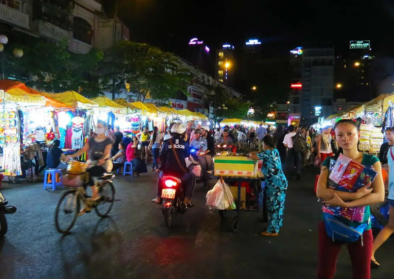Ho Chi Minh city at Night: Ben Thanh Night Market