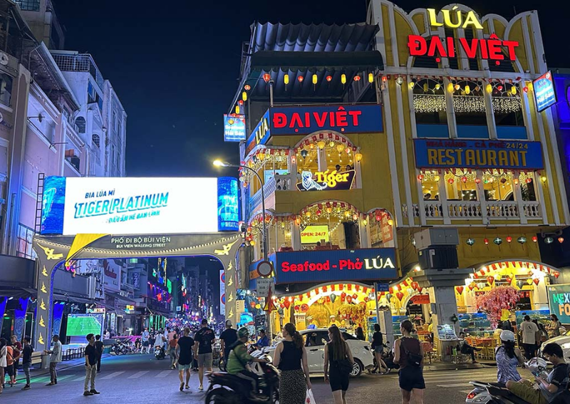 Bui Vien Walking Street: Saigon Late Night Food