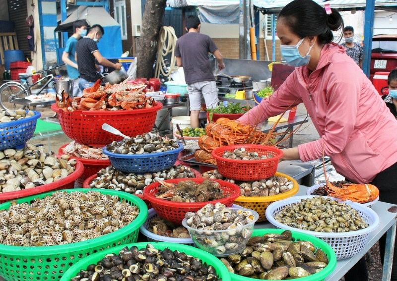 Vinh Khanh Street: Saigon Seafood Street